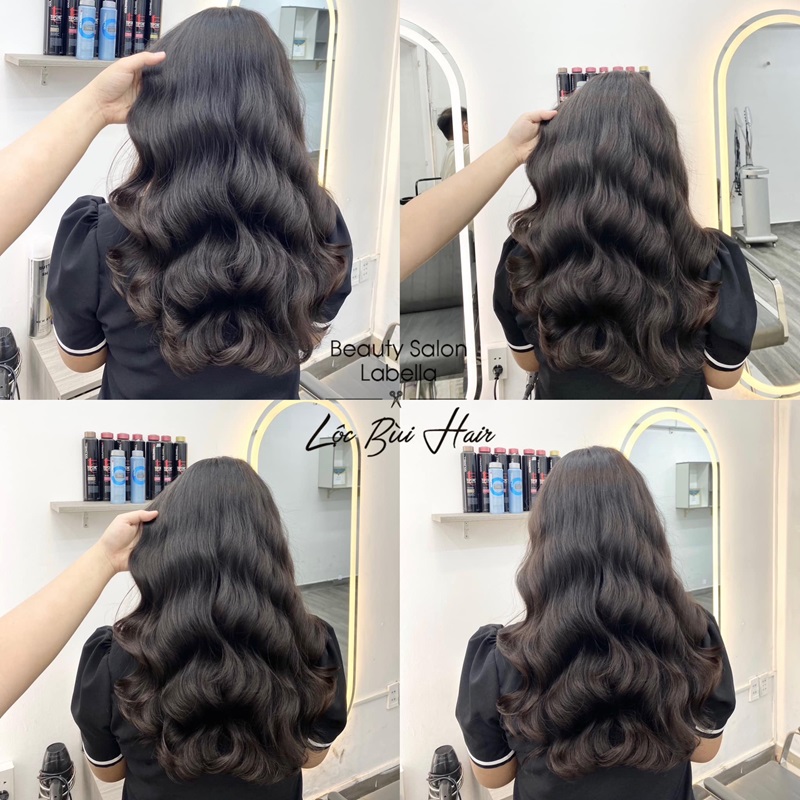 Bốn hình ảnh tóc xoăn dài màu đen, chụp từ phía sau, tại một salon làm tóc với gương và sản phẩm tóc.