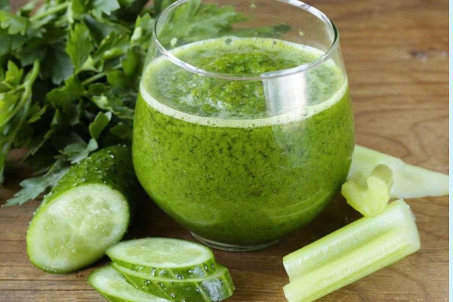Chia sẻ những công thức tự làm nước tẩy trang cho da mụn