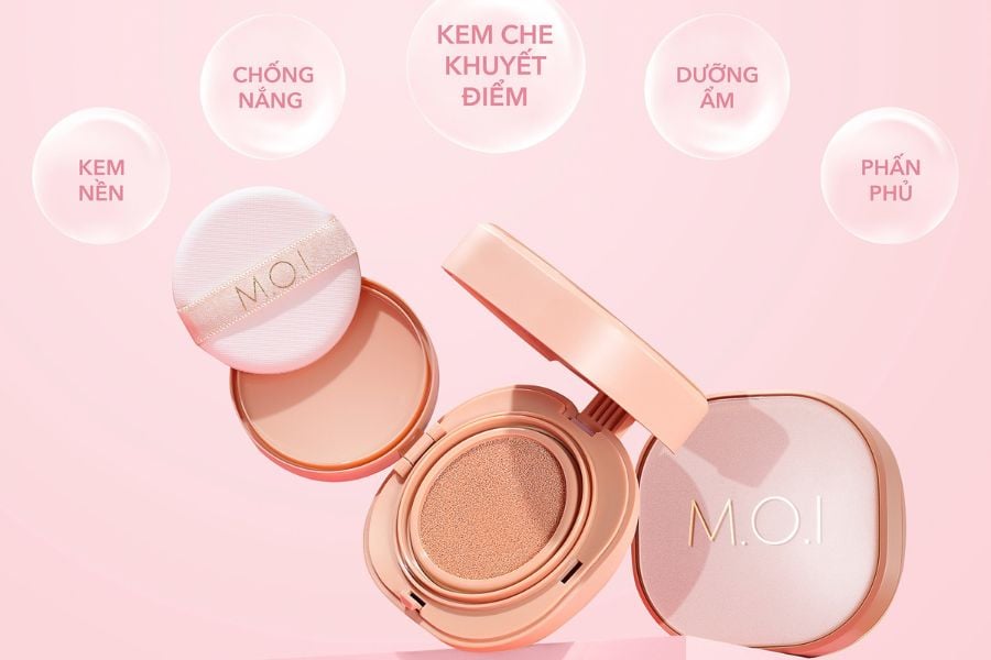 Hộp phấn trang điểm màu hồng, kèm bông phấn có logo M.O.I, trên nền hồng nhạt, với các từ mô tả sản phẩm.