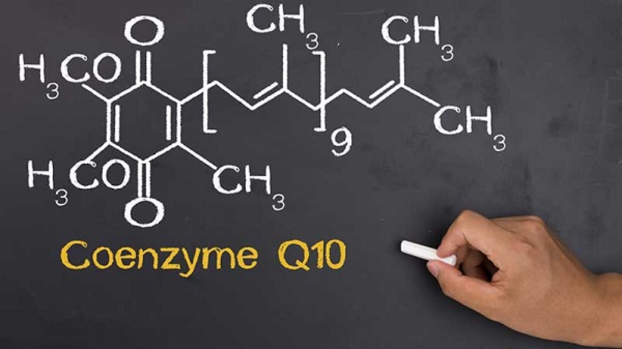 Công thức hóa học của Coenzyme Q10 được viết bằng phấn trắng trên bảng đen, có tay cầm viên phấn.