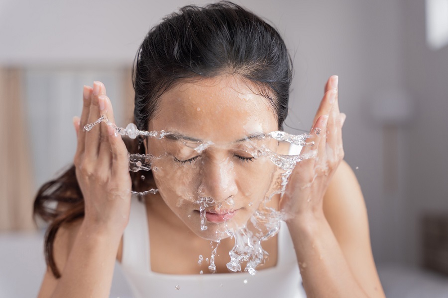 dùng bông y tế tẩy trang được không