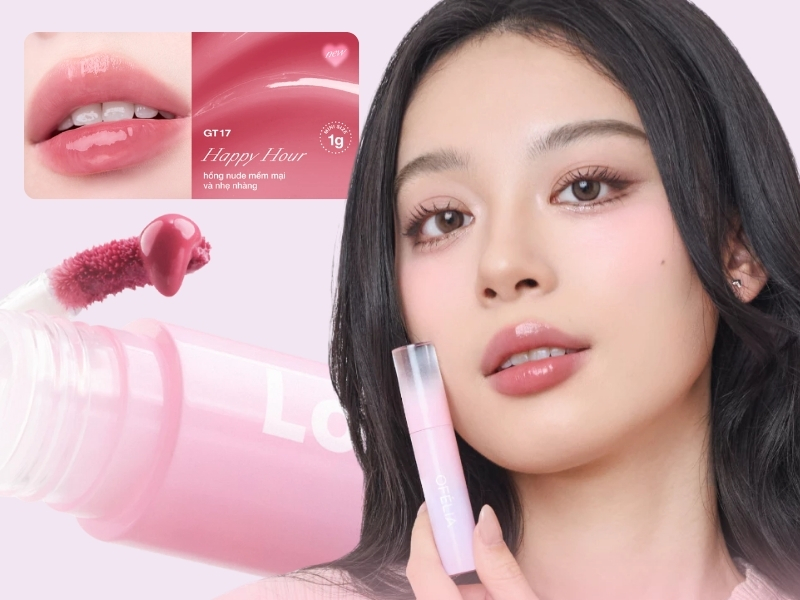 Người mẫu cầm son môi màu hồng, với hình ảnh cận cảnh sản phẩm và đôi môi được tô son cùng tông màu.