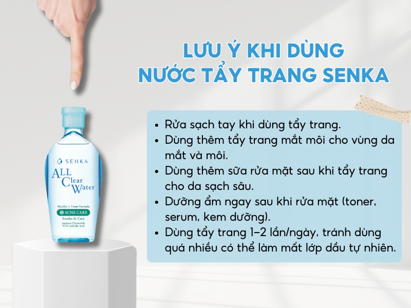 Hình ảnh chai nước tẩy trang trên bàn, bên cạnh là danh sách lưu ý khi sử dụng sản phẩm.