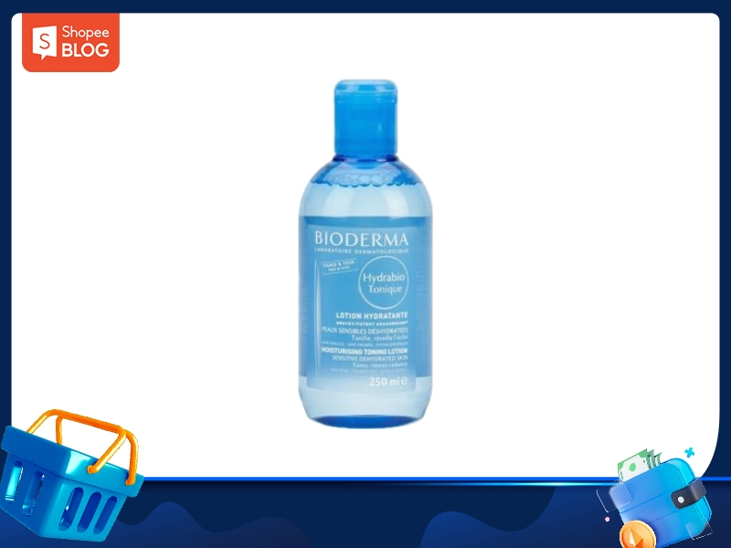 0d531b7b-toner-cho-da-thuong-13 Chai nước hoa hồng màu xanh dương, dung tích 250 ml, có nhãn hiệu ở mặt trước.