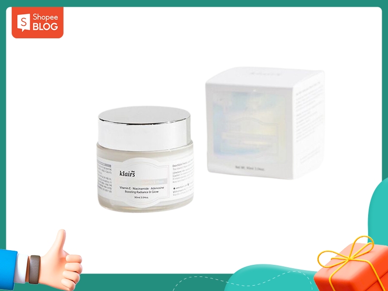 0de49dcd-review-mat-na-ngu-17 Hũ kem dưỡng da và hộp giấy, nền trắng, biểu tượng Shopee Blog và hình minh họa ngón tay cái.