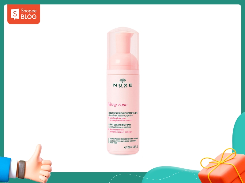 0e92ed60-sua-rua-mat-cho-da-kho-nhay-cam-13 Chai sữa rửa mặt màu hồng có chữ "Nuxe Very Rose", dung tích 150 ml, nền trắng, khung viền xanh.