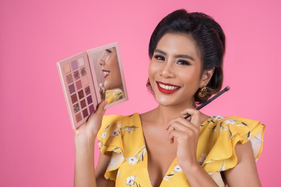1 bo trang diem mat gom nhung gi 415c1c5aa8d045a6bd43f9d28952bf69 1
