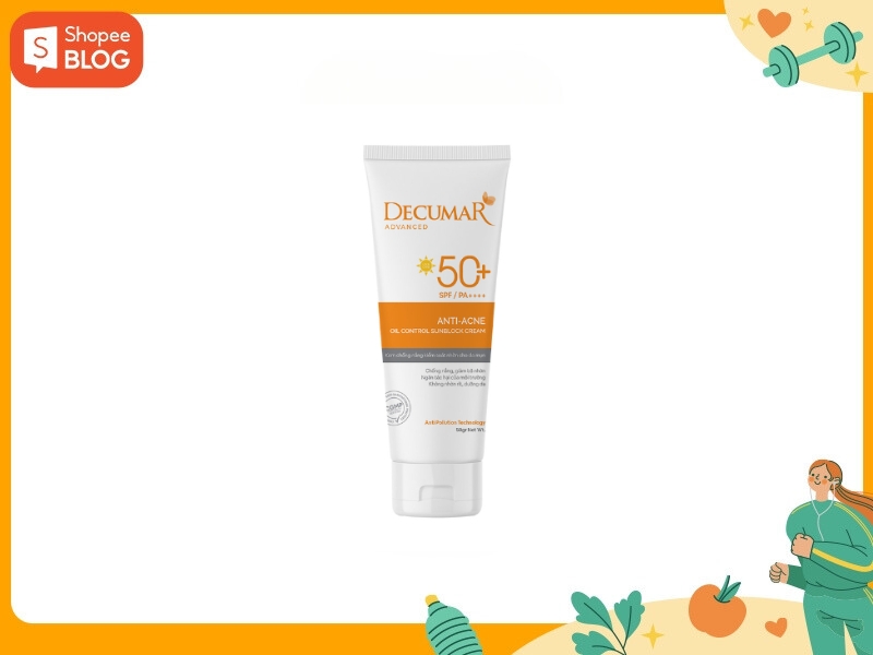 19372abf-sua-rua-mat-cho-da-dau-06 Tuýp kem chống nắng Decumar SPF 50+ trên nền trắng, viền khung màu cam với biểu tượng và họa tiết trang trí.