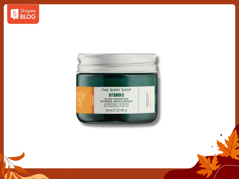 Hũ kem dưỡng ẩm màu xanh, nắp trắng, có nhãn ghi "Vitamin C Glow Boosting".