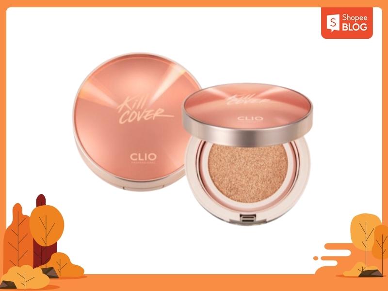 1c4afa17-cushion-cho-da-kho-5 Hộp phấn trang điểm với thiết kế màu hồng ánh kim, chữ in nổi bật trên nắp, phấn có kết cấu mịn màng.