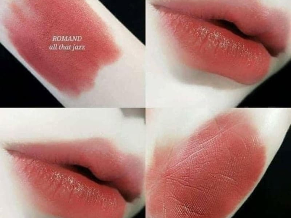 Bốn hình ảnh hiển thị son môi màu đỏ cam trên môi và tay, cùng lớp son mịn và đều màu.