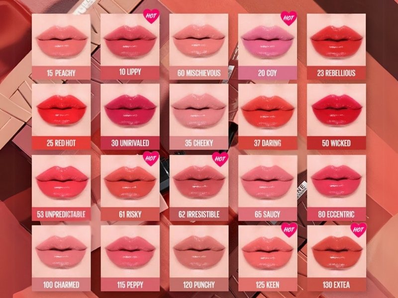 25c67881-review-son-maybelline-14 Bảng màu son môi với 20 mẫu khác nhau, mỗi mẫu có tên và màu sắc riêng biệt, hiển thị trên nền màu hồng.