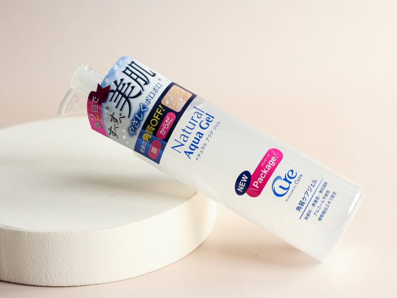 26313b34-6 Chai gel dưỡng da với nhãn tiếng Nhật đặt trên bề mặt trắng, nền màu be nhạt.