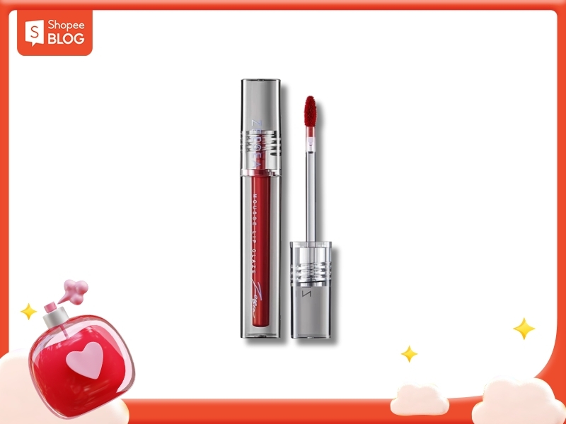 28ba3607-son-noi-dia-trung-co-tot-khong-17 Hai thỏi son bóng màu đỏ với thiết kế nắp trong suốt, nằm trên nền trắng viền đỏ.