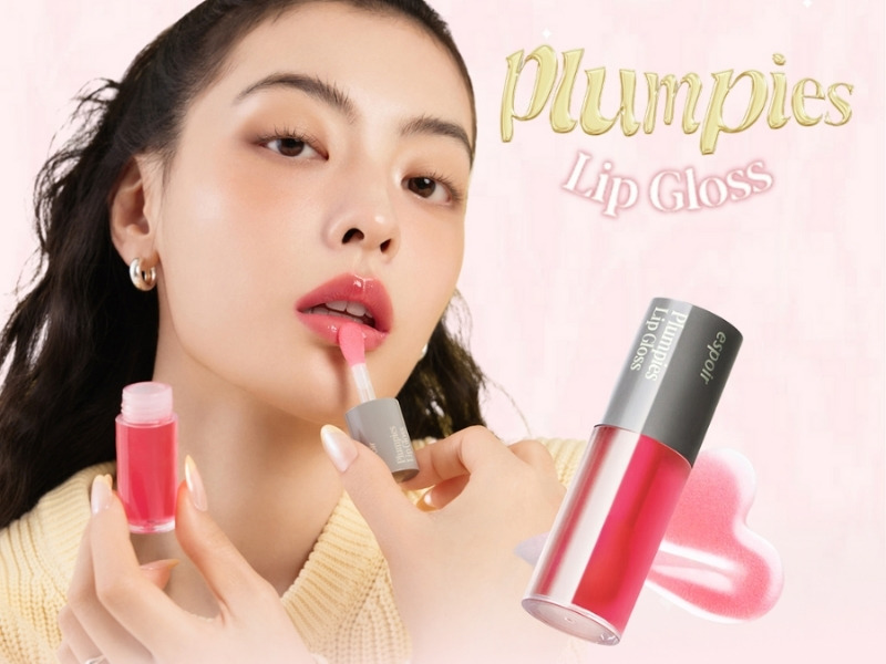 2d01cad0-review-son-espoir-28 Người mẫu thoa son bóng màu hồng trên môi, cạnh đó là hình ảnh sản phẩm son bóng và chữ "Plumpies Lip Gloss".