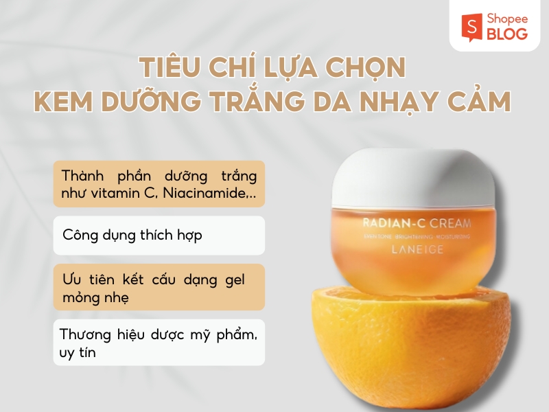 2d3e59c3-kem-duong-trang-da-cho-da-nhay-cam-1 Hình ảnh kem dưỡng da trên nửa quả cam, kèm các tiêu chí chọn sản phẩm cho da nhạy cảm, nền màu xám.