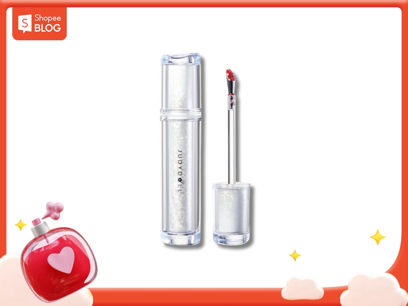 30469138-son-noi-dia-trung-co-tot-khong-13 Son bóng với vỏ trong suốt, nắp mở và cọ thoa có đầu màu đỏ, nền trắng với viền đỏ.