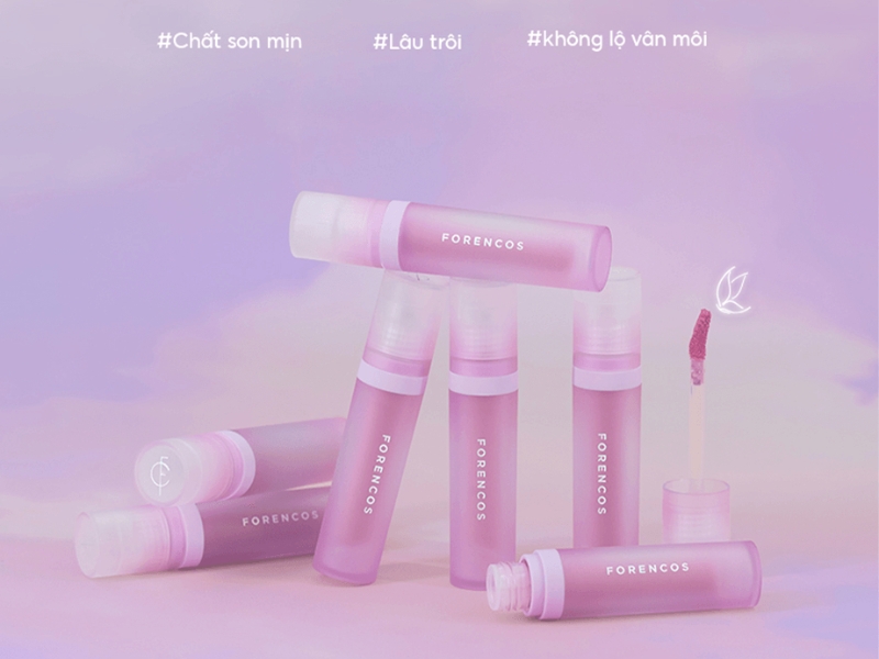344c2675-da-vang-hop-mau-son-gi-8 Các thỏi son màu hồng tím xếp chồng và đứng trên nền màu pastel, với cọ son mở nắp.