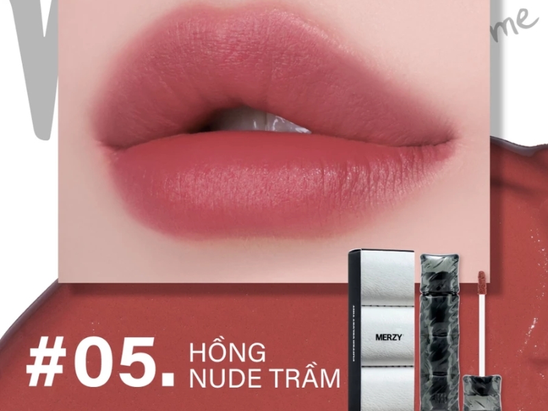 Hình ảnh đôi môi trang điểm màu hồng nude trầm với sản phẩm son môi và bao bì bên cạnh.