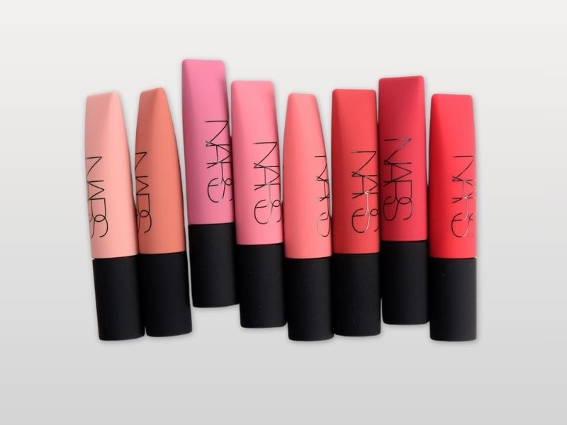 35e83ca3-review-son-nars-2 Bộ sưu tập son môi nhiều màu sắc, thiết kế vỏ hình trụ, có dòng chữ "NARS" trên thân.