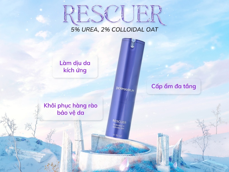 3783342c-kem-duong-phuc-hoi-da-treatment-15 Chai mỹ phẩm màu xanh đứng trên nền băng tuyết, có thông tin về thành phần và công dụng dưỡng da.