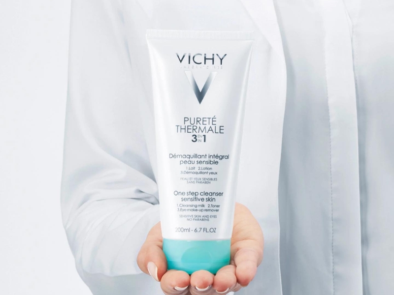 3d655db3-sua-rua-mat-tay-trang-10 Một người đang cầm chai sữa rửa mặt Vichy Pureté Thermale 3 trong 1, dung tích 200ml.