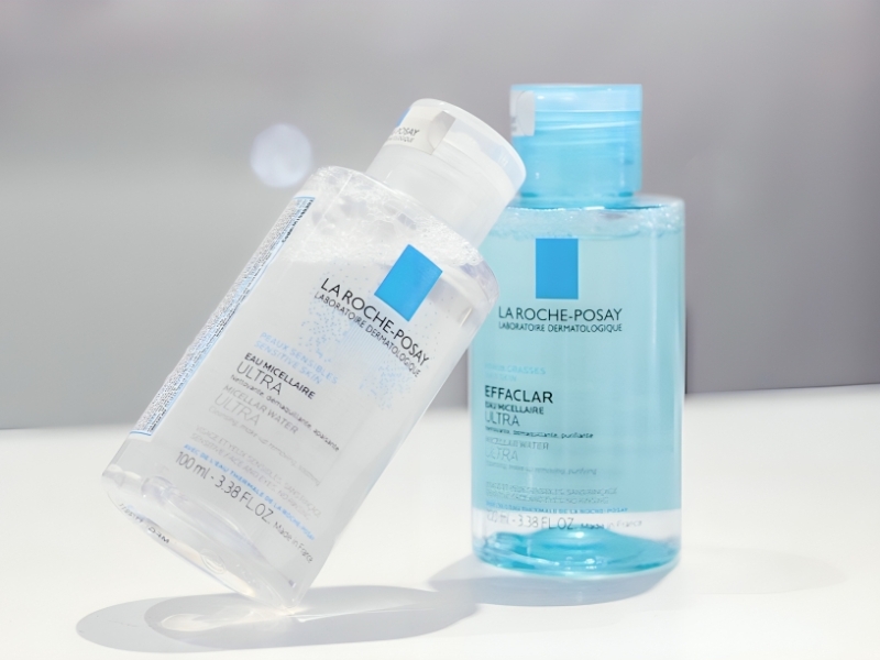 3f901a28-top-nuoc-tay-trang-cho-da-dau-mun-nhay-cam-1 Hai chai nước tẩy trang La Roche-Posay Effaclar Ultra đặt trên bề mặt trắng, nhãn xanh nổi bật.