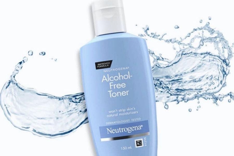 Chai toner Neutrogena không cồn màu xanh dương nổi bật trên nền nước bắn tung tóe.