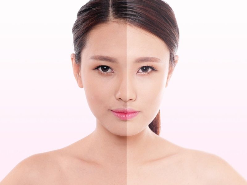 Hình ảnh khuôn mặt với hai tông màu da khác nhau, chia đôi bởi một đường dọc ở giữa.