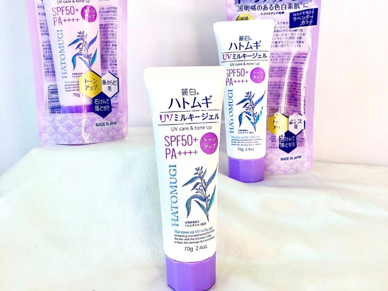 42e18739-kem-chong-nang-hatomugi-co-may-loai-9 Ba tuýp kem chống nắng Hatomugi SPF50+ PA++++, bao bì màu trắng và tím, trên nền trắng.
