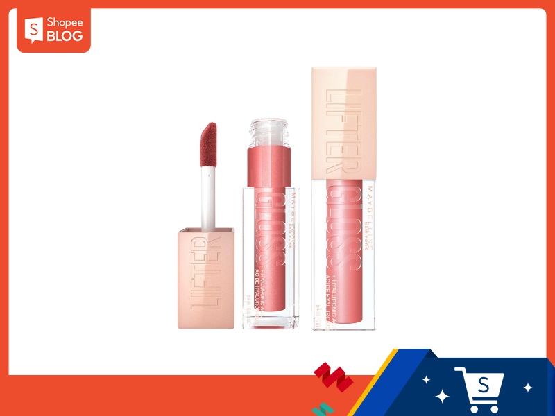 444f4705-review-son-maybelline-6 Son bóng màu hồng và cọ quét, với bao bì chữ "Lifter", trên nền trắng.