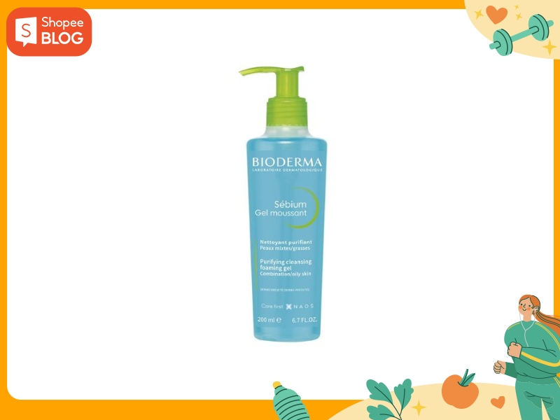 4783f1d6-sua-rua-mat-cho-da-dau-19 Chai gel rửa mặt màu xanh với vòi bơm màu xanh lá, dung tích 200ml, trên nền trắng.