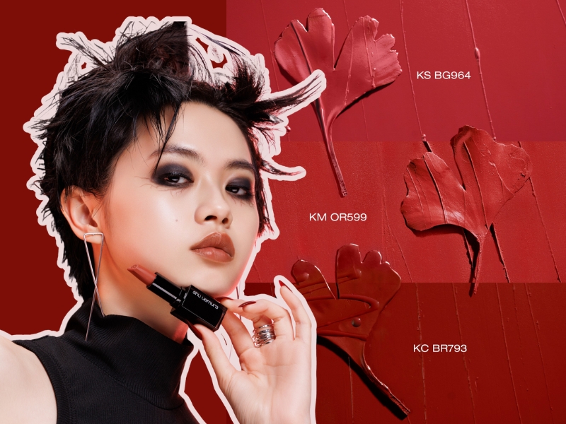 47d8a696-review-son-shu-uemura-12 Người cầm son môi, nền đỏ với ba mẫu màu son khác nhau và các ký hiệu mã màu.