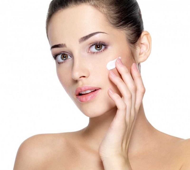 4d3f00ad-kem-duong-am-truoc-khi-trang-diem Sử dụng kem dưỡng ẩm trước khi makeup