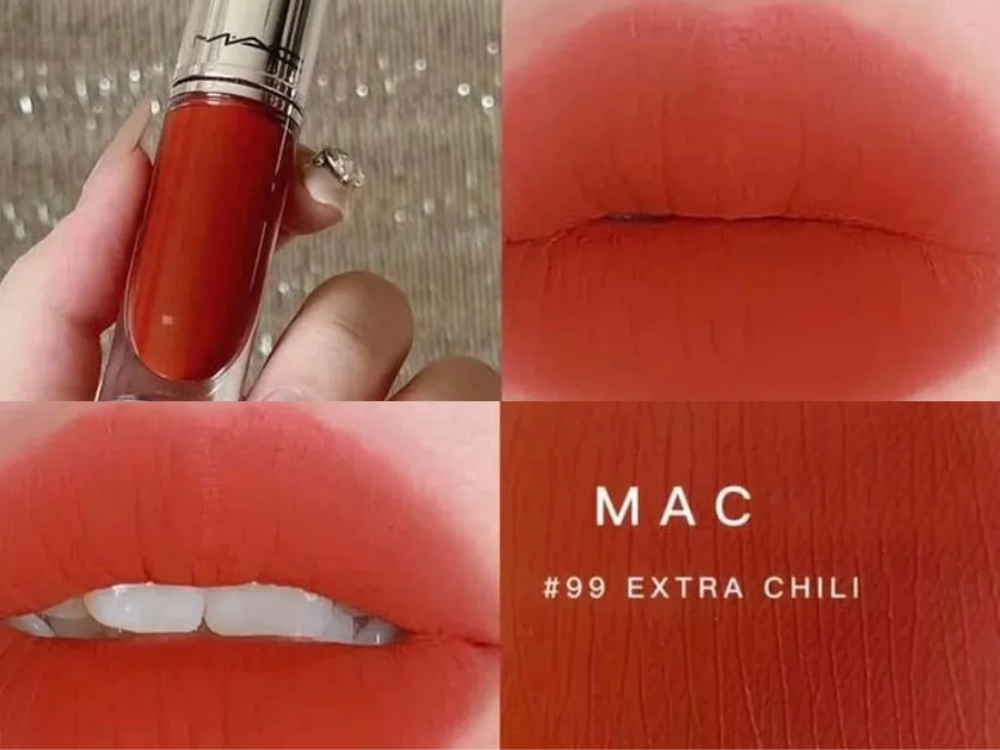 Hình ảnh gồm son môi màu đỏ cam, môi được tô son cùng màu và tên màu son "MAC #99 Extra Chili".