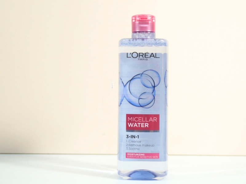 4eb272f5-nuoc-tay-trang-loreal-cho-da-nhay-cam-4-2 Chai nước tẩy trang micellar 3 trong 1, nắp màu hồng, nền trắng.