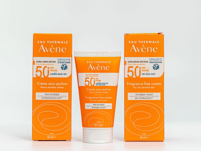 4ee05cac-kem-chong-nang-avene-cho-da-kho-1 Ba sản phẩm kem chống nắng Avène, SPF 50+, bao bì màu cam, dành cho da nhạy cảm, không mùi.