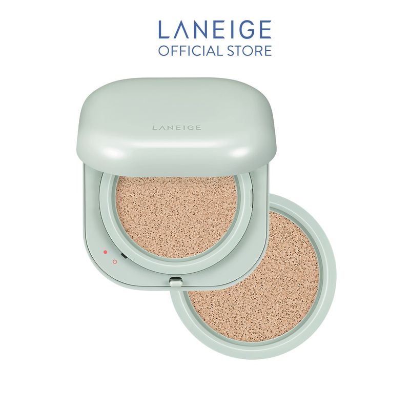 4f2f6869-cushion-cho-da-ngam-4 Hộp phấn nước với thiết kế màu xanh nhạt, kèm lõi phấn thay thế phía dưới. Thương hiệu được in trên nắp.