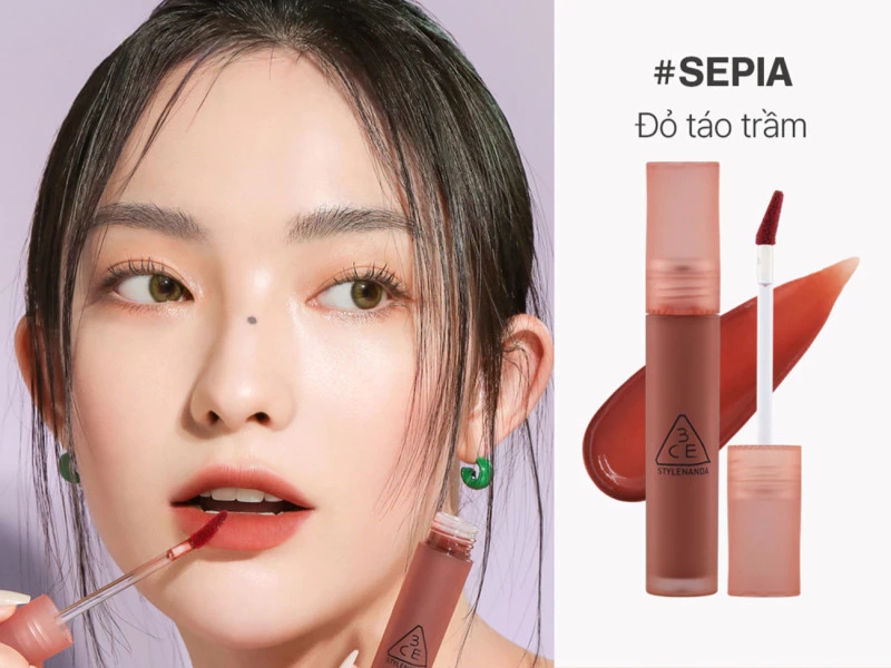 Người mẫu đang thoa son môi màu đỏ tông trầm, bên cạnh là hình ảnh sản phẩm son cùng màu sắc.