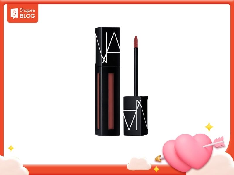 51f3bf21-review-son-nars-4 Son kem màu đỏ, thiết kế vỏ đen với họa tiết trắng, nằm trên nền trắng với khung viền trang trí trái tim và mây.