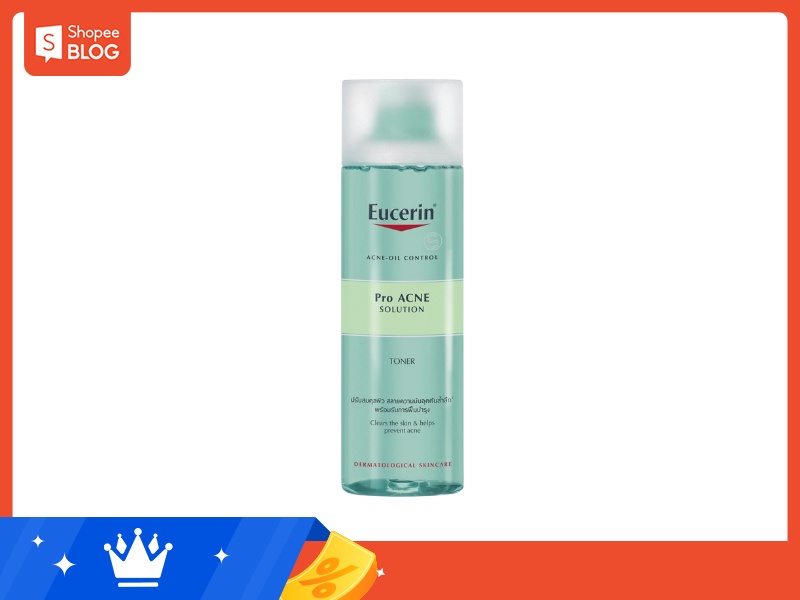 Chai toner màu xanh nhạt với nhãn hiệu dành cho da mụn, nền trắng, viền đỏ và xanh dương.