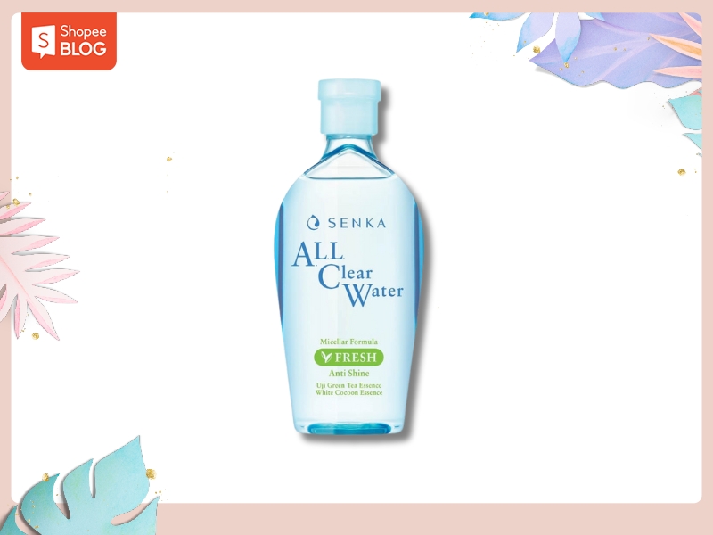 Chai nước tẩy trang Senka All Clear Water màu xanh dương trên nền trắng, góc có họa tiết lá.