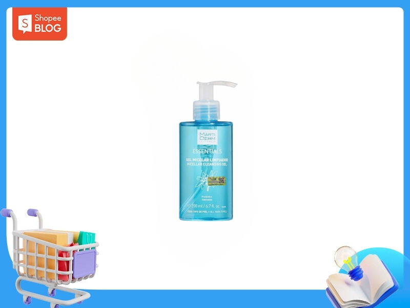 582ff4bc-sua-rua-mat-cho-da-hon-hop-thien-kho-014 Chai gel làm sạch micellar màu xanh với vòi bơm trên nền trắng, cạnh giỏ hàng và sách.