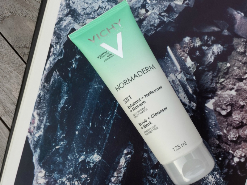 5953232e-orchard Tuýp kem dưỡng da Vichy Normaderm trên nền đá màu xanh đen, dung tích 125 ml.