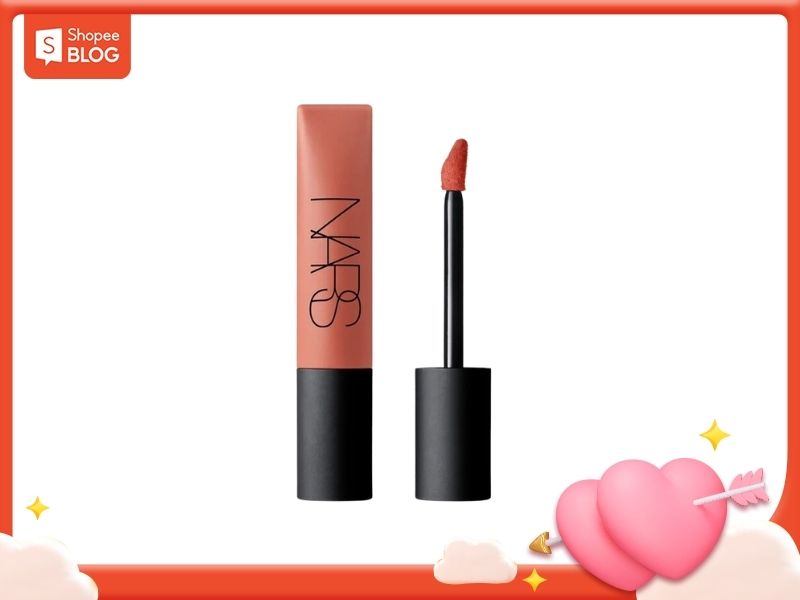 5ae8916f-review-son-nars-3 Son môi dạng lỏng màu cam, thiết kế với nắp đen và thân có chữ in, cạnh hình trái tim.