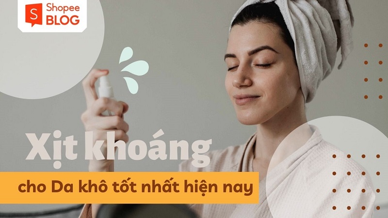 5ddf4f0b-xit-khoang-cho-da-kho-7 Người phụ nữ đang sử dụng chai xịt khoáng lên mặt, mặc áo choàng tắm và quấn khăn trên đầu.