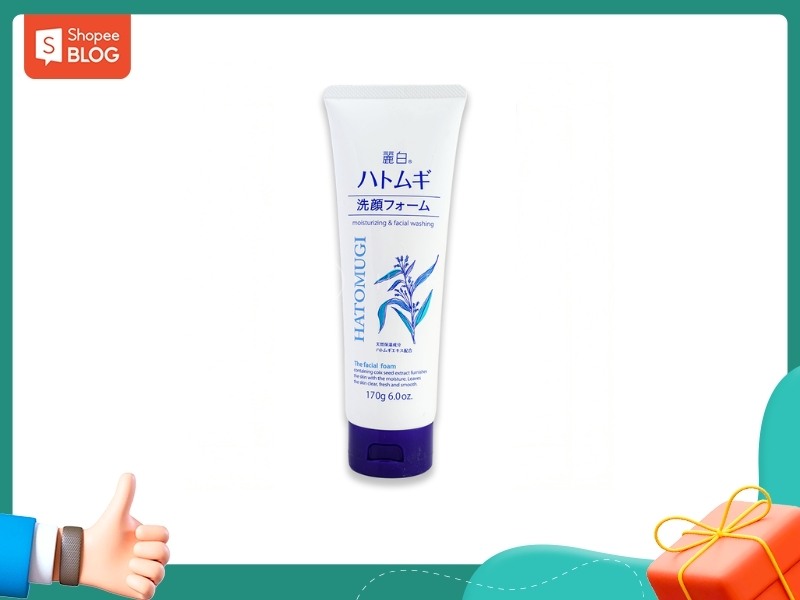 5f492b3d-sua-rua-mat-cho-da-kho-nhay-cam-23 Tuýp sữa rửa mặt màu trắng, chữ xanh, nền viền xanh lá, có biểu tượng ngón tay cái và hộp quà.
