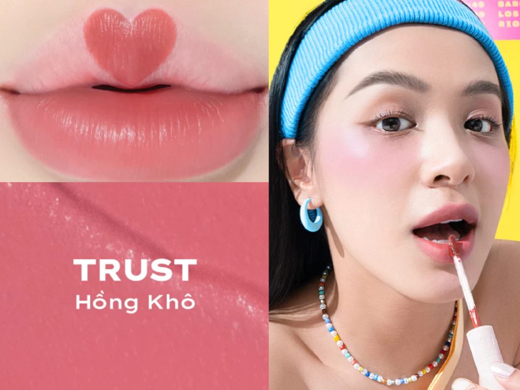 62a05260-son-mau-canh-hong-kho-dep-8-1024x768-1 Người mẫu thoa son môi màu hồng, đeo băng đô màu xanh và vòng cổ nhiều màu, bên cạnh là ảnh cận cảnh môi.