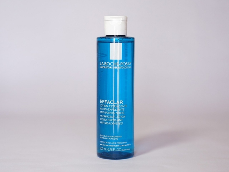 Chai nước hoa hồng màu xanh, nhãn trắng, dung tích 200ml, đặt trên nền trắng.