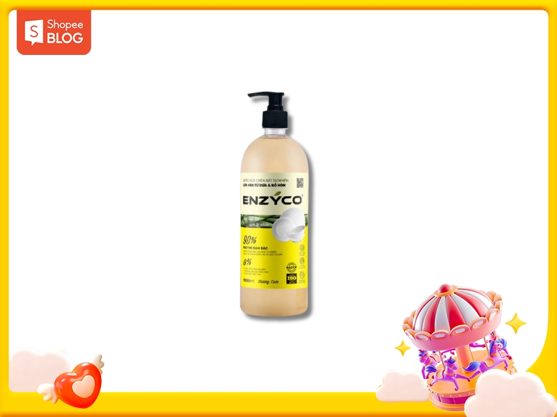 Chai nước rửa chén màu vàng với nhãn hiệu, có vòi bơm, nền trang trí màu sắc và logo Shopee Blog.